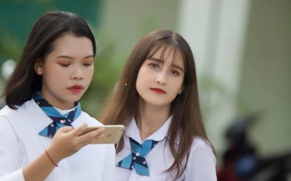 Chỉ diện đồng phục đơn giản, cô bạn 10X vẫn khiến dân tình ngẩn ngơ vì vẻ đẹp lai xinh xắn