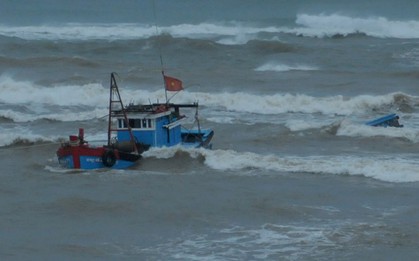 Nghệ An: 4 thuyền của ngư dân bị nhấn chìm trên biển do lốc xoáy