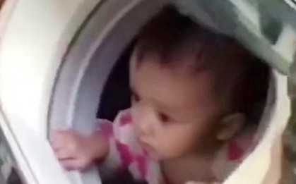 Trung Quốc: Ung dung ngồi trong máy giặt, bé gái 1 tuổi được lính cứu hộ đưa ra khỏi vùng mưa lũ an toàn