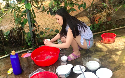 Vừa rửa chén vừa hát vu vơ, cô gái trẻ bất ngờ gây bão vì giọng hát quá đỉnh