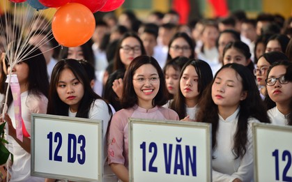 Mải ngắm nữ sinh áo dài, nam sinh sơ mi trắng soái ca mà quên mất thầy cô hôm nay ai cũng rực rỡ hơn mọi ngày