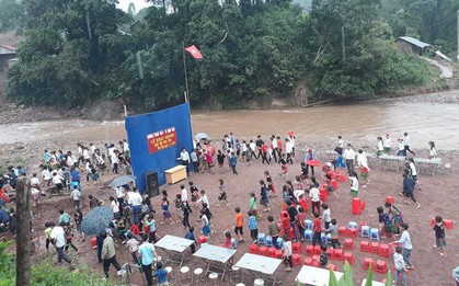 Lễ khai giảng cho học sinh bên bờ suối: Nhà trường đã tổ chức được 3 năm