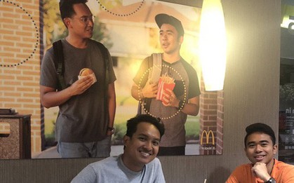 Hai anh chàng láu cá tự treo hình mình lên quán McDonald để trang trí, suốt 2 tháng không ai phát hiện ra
