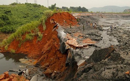 Vỡ đập 40.000 m3 chất thải: Dùng 500 tấn vôi để trung hòa axit