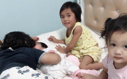 Sau 9 tháng ở với mẹ nuôi, em bé Mường Lát tật nguyền ngày nào đã được đi học chữ, ngày càng lanh lợi đáng yêu