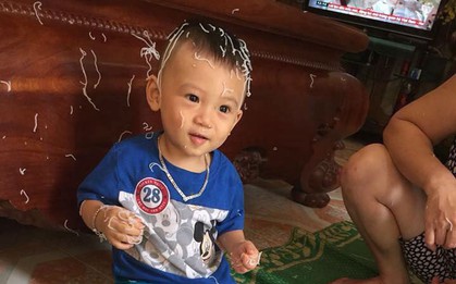 Để con trai "quản lý" rổ bún trong giây lát, mẹ trẻ tá hỏa khi đi ra nhìn thấy cảnh tan hoang