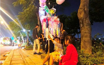 Những đứa trẻ mưu sinh trong đêm pháo hoa ở TPHCM