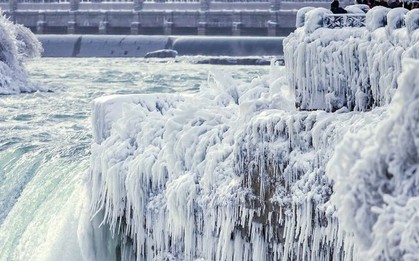 Lạnh giá kỷ lục khiến thác nước Niagara tiếp tục đóng băng, tạo nên những "cây cầu" nối Mỹ và Canada