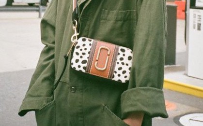 Vừa mới gây sốt, túi Marc Jacobs Snapshot đã tràn lan hàng fake ở khắp mọi nơi