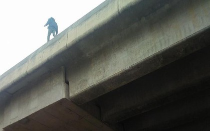 Hà Nội: Nam thanh niên đi bộ "hóng gió" trên lan can đường vành đai 3 trên cao khiến nhiều người lo lắng