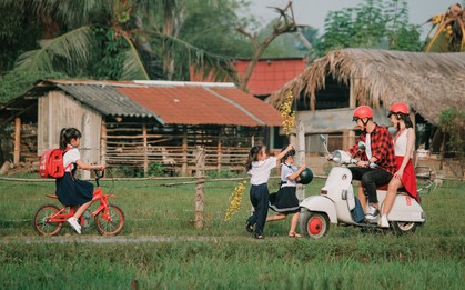 Ngắm ảnh hậu trường Đông Nhi, Ngô Kiến Huy náo loạn đường quê, trổ tài gói bánh tét trong MV mới