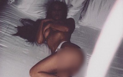 Kim Kardashian khiến cả mạng xã hội "nóng rực" vì ảnh bán nude quá táo bạo