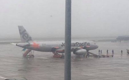 Máy bay Jetstar đi Sài Gòn hạ cánh ngay sau khi vừa cất cánh tại Nội Bài