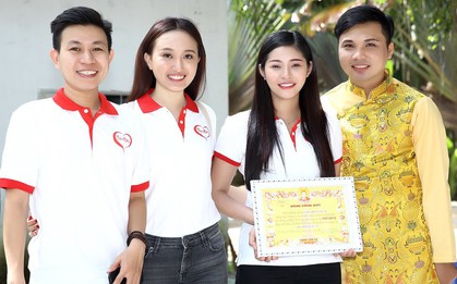 Á hậu Hoàng Dung giản dị trao quà Tết
