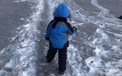 Lạ lùng tuyết đen ở Kazakhstan