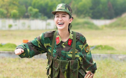 Chùm ảnh Á hậu Hà Thu trong màu áo quân nhân: Vất vả tập luyện vẫn xinh đẹp hết cỡ!