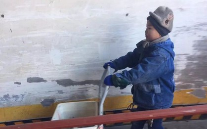 Mẹ tái giá, bố bặt vô âm tín, bé trai 6 tuổi phải đi giao hàng giữa trời đông để kiếm sống