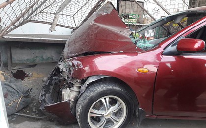Tài xế ngủ gật, tông sập quán ăn bên đường lúc rạng sáng