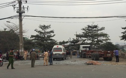 Con gái gào khóc thảm thiết bên cạnh thi thể người mẹ tử vong sau va chạm