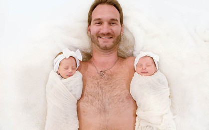 Vợ chồng Nick Vujicic nay đã có 4 con, hạnh phúc khoe hai con gái song sinh 4 tuần tuổi đáng yêu hết nấc