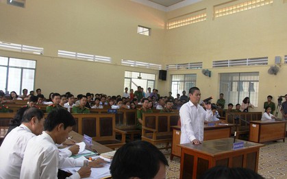 Bị cáo Hữu Bê khai cho tiền bé gái vì có tình thương, nhân chứng tố cáo hành vi đồi bại của gã hàng xóm