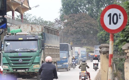 "Con đường đau khổ" ở Hà Nội bị cày nát, bụi vây kín nhà dân bởi hàng nghìn lượt xe siêu trọng tải mỗi ngày
