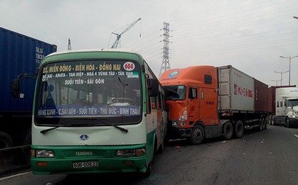 Nhiều hành khách hoảng sợ la hét vì va chạm liên hoàn giữa 5 xe, ùn ứ kéo dài trên xa lộ Hà Nội