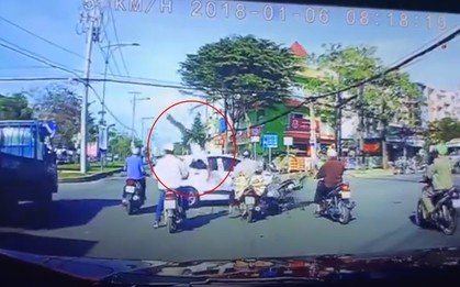 Clip thanh niên vượt đèn đỏ lao thẳng vào đầu ô tô rồi bị bắn văng lên trời khiến nhiều người kinh hãi