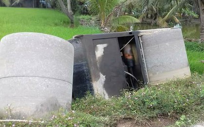 Tiền Giang: Xe lu bị lật xuống ruộng do hỏng phanh khi đang chạy nhanh trên đường lộ