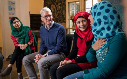 Giám đốc Apple và chủ nhân giải Nobel 2014 Malala Yousafzai hợp tác trong chiến dịch đưa 100.000 bé gái trên khắp thế giới tới trường