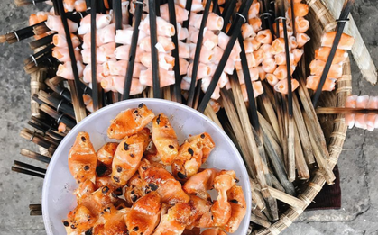 Nếu ghé quê hương Thanh Hoá của cầu thủ Bùi Tiến Dũng thì nhất định phải thử món chả tôm "trứ danh" này