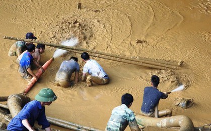 Hơn 200 người vẫn đang chạy đua cứu nạn hai người mắc kẹt trong hang Cột Cờ