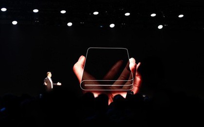 Điện thoại màn hình gập của Samsung có xứng với mức giá đắt đỏ và sự trông ngóng của mọi người?