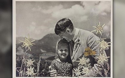 Bức ảnh trùm phát xít Hitler ôm bé gái Do Thái được bán với giá "khủng"