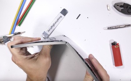 Thử độ bền iPad Pro mới: mặt lưng dễ xước, bẻ làm đôi một cách dễ dàng