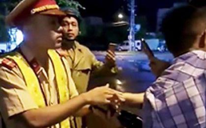 Vụ "CSGT ngã ngửa": Người “thúc cùi chỏ” nói gì khi bị phạt 2 triệu đồng?