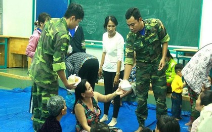TP.HCM: Phát cơm, sữa miễn phí cho người dân trú bão