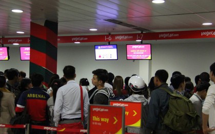 Định hành hung nhân viên hàng không, một hành khách bị khống chế
