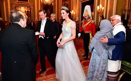 Trong khi em dâu Meghan ủ rũ, kém sắc, Công nương Kate lại tỏa sáng, xinh đẹp hết phần người khác như thế này đây