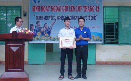 Tặng bằng khen, học bổng cho cậu học trò nghèo trả lại 50 triệu đồng nhặt được