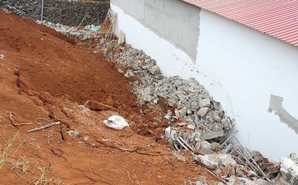 Bờ kè bất ngờ đổ sập vùi chết một công nhân