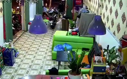 Nửa đêm, côn đồ xông vào chém gục nhân viên quán cà phê