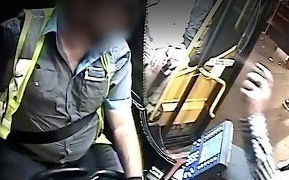 [VIDEO] Du khách Anh bất ngờ xịt hơi cay vào mặt tài xế xe buýt ở Sydney