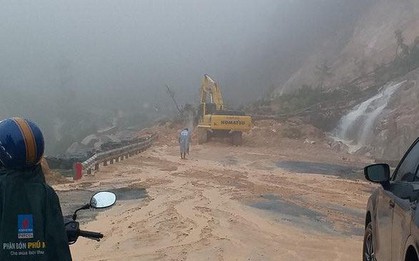 Đèo Khánh Lê nối Nha Trang - Đà Lạt sạt lở, giao thông tê liệt