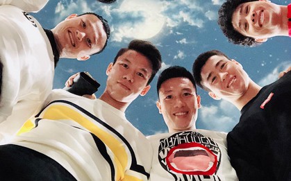 Chụm đầu chụp ảnh, hội cầu thủ Việt đẹp tựa hot boy vườn trường cô gái nào cũng muốn theo đuổi