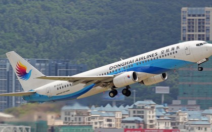 Phi công Trung Quốc bị phạt 40 triệu đồng, cấm bay 6 tháng vì cho vợ vào buồng lái