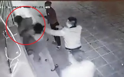 Clip: Nhóm thanh niên túm tóc, đánh đập một cô gái giữa khu chung cư lớn tại Hà Nội