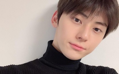 Nam thần Kpop mãi mới được "khai quật": Ra mắt 5 năm mới nổi tiếng vì đẹp trai, 7 năm bỗng thành thánh mặt mộc