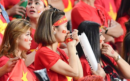 Fan nữ tuyển Việt Nam cầu nguyện, vài phút lại nhìn đồng hồ mong hết giờ trong chiến thắng Yemen