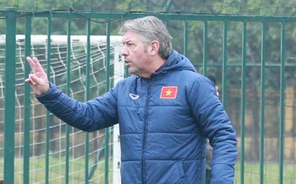 Giám đốc kỹ thuật Juergen Gede nổi cáu với các tuyển thủ U22 Việt Nam